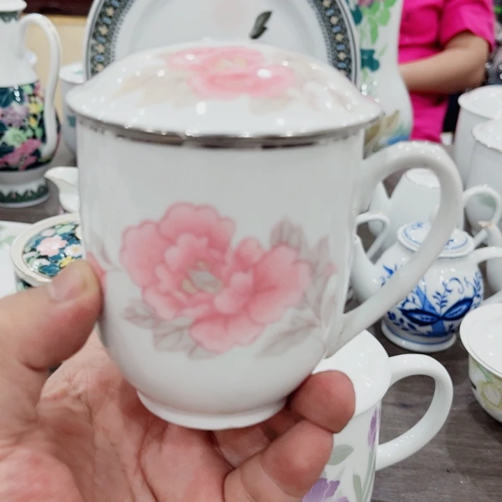 杯釉下五彩的瓷器和瓷器