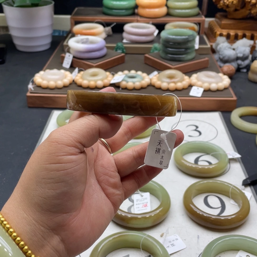 第***铺石英岩玉未镶嵌手镯