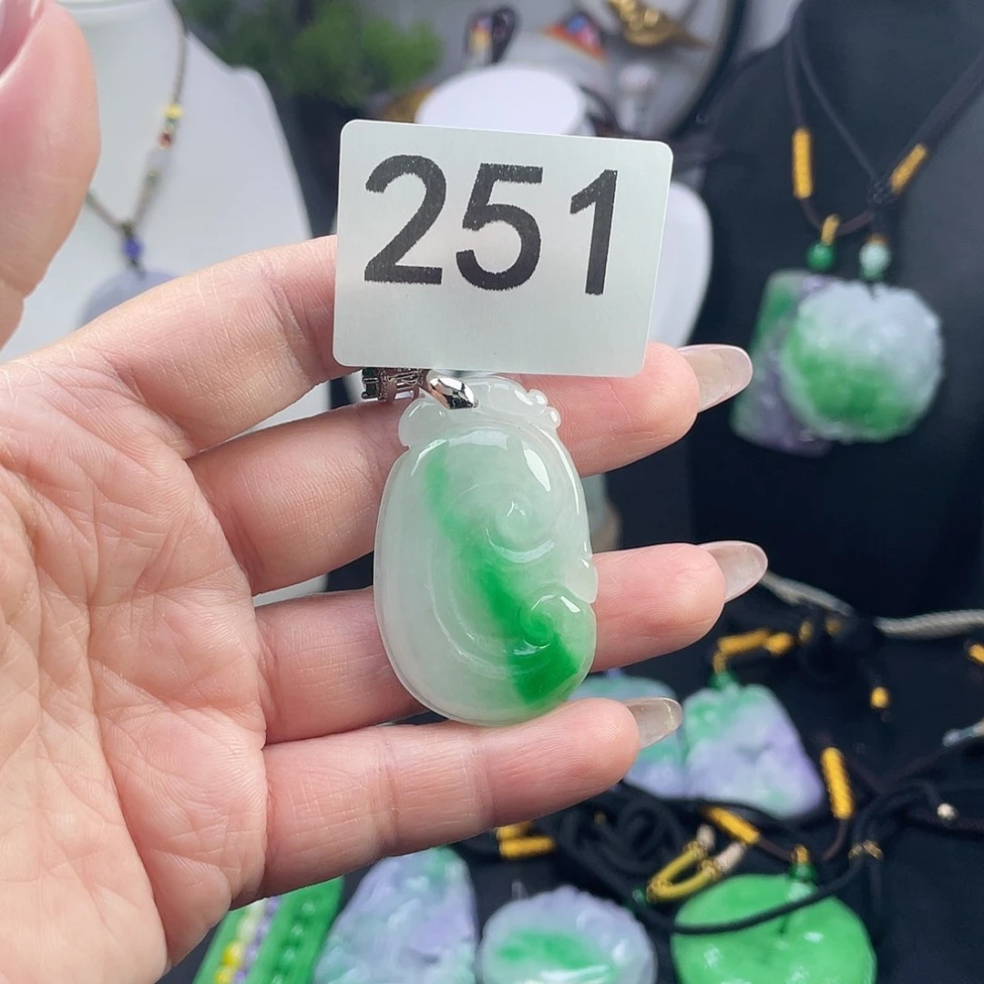 翡翠未镶嵌吊坠(赠链)