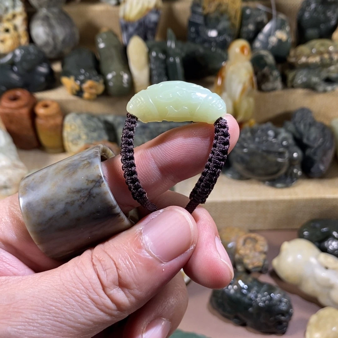 未镶嵌透闪石质玉挂件