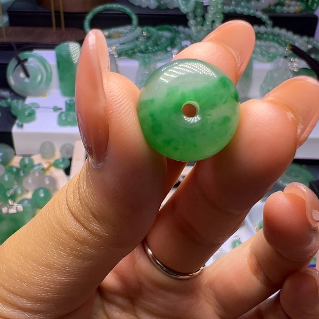 颈饰未镶嵌石英质玉（非洲翠）