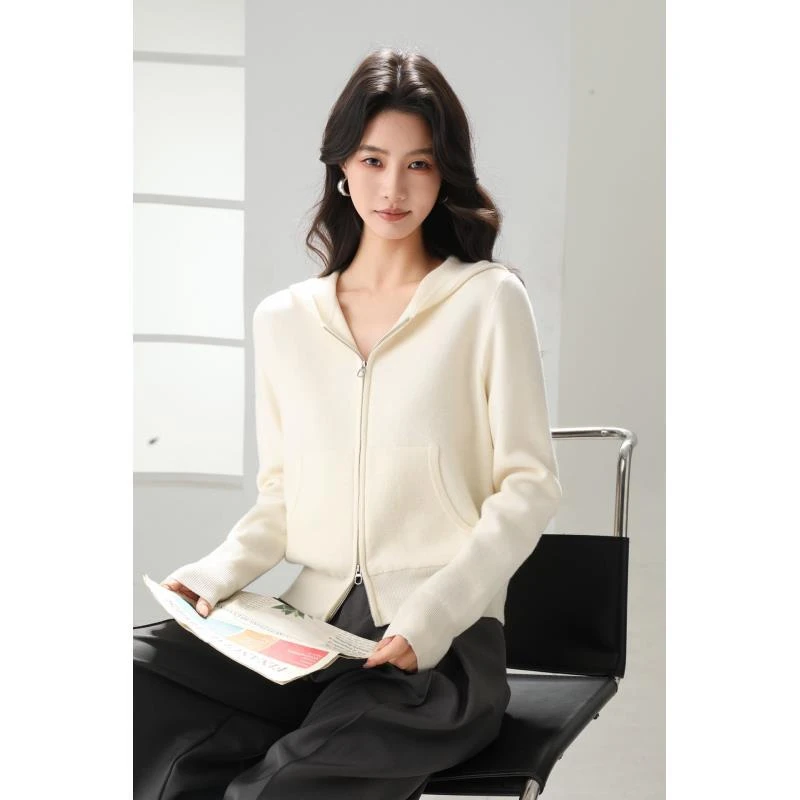 【康赛妮60支精纺丝羊绒】Q5579女士显瘦简约拉链连帽开衫羊绒外套