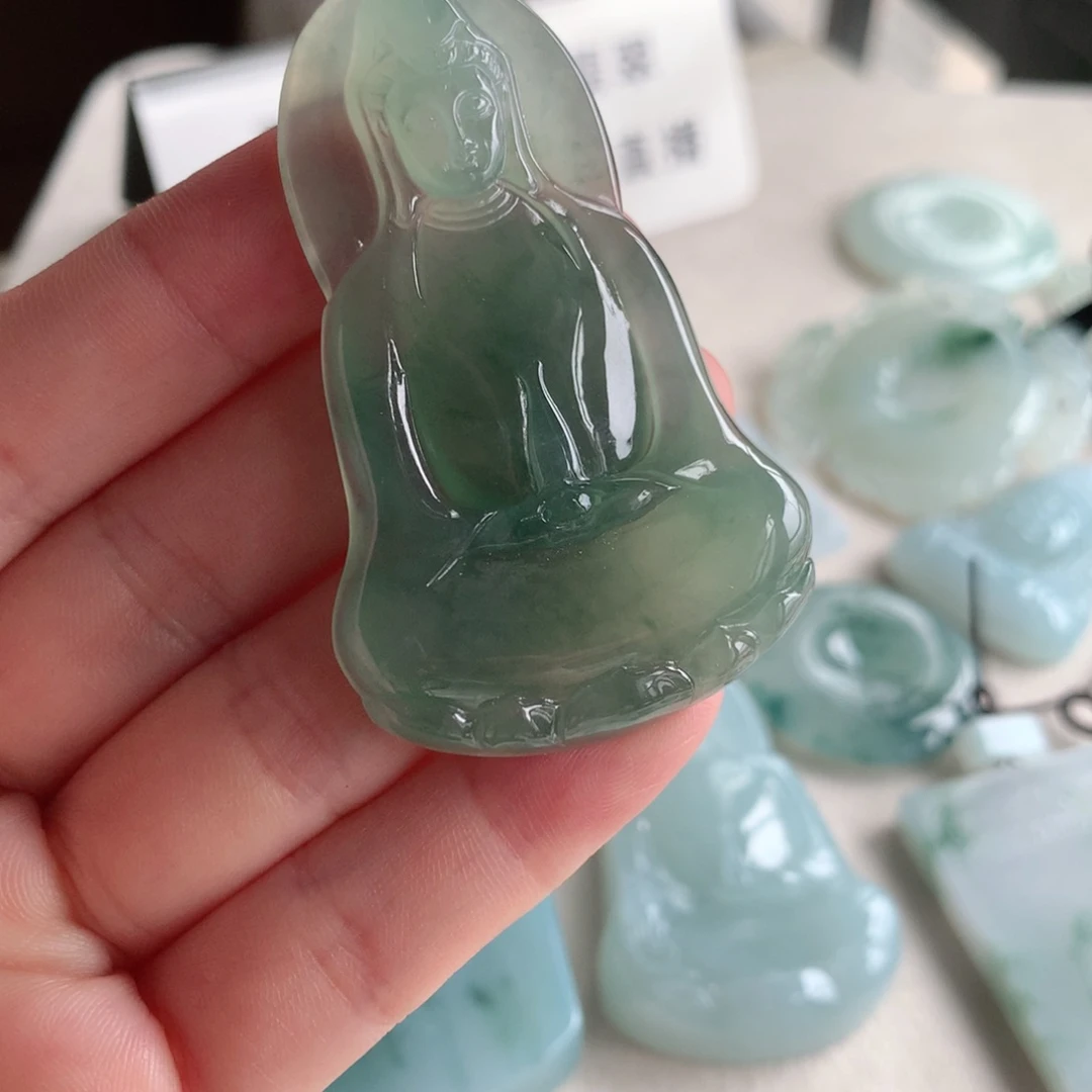 杨***疈颈饰未镶嵌翡翠翡翠