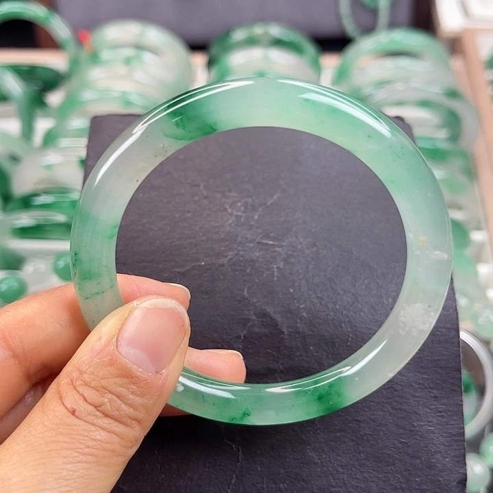 未镶嵌手镯石英质玉