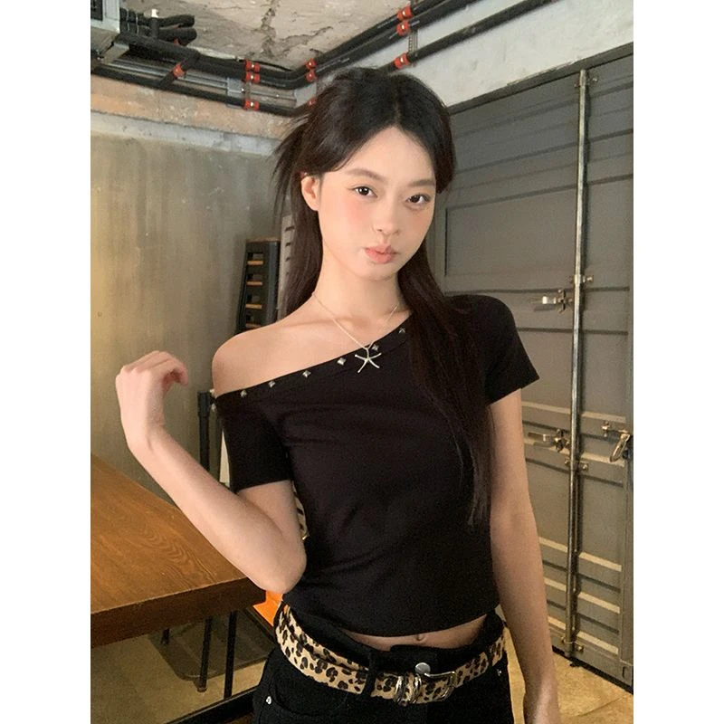 辛巴洛2025斜肩柳钉工艺短袖t恤女夏季修身显瘦时尚短款上衣辣妹