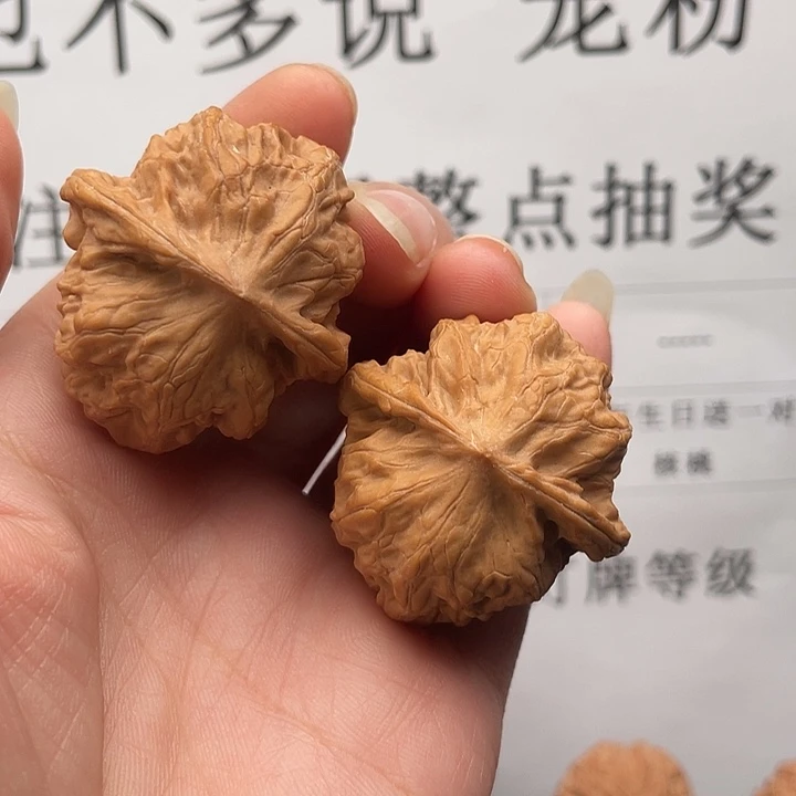 文玩核桃吊坠野狼