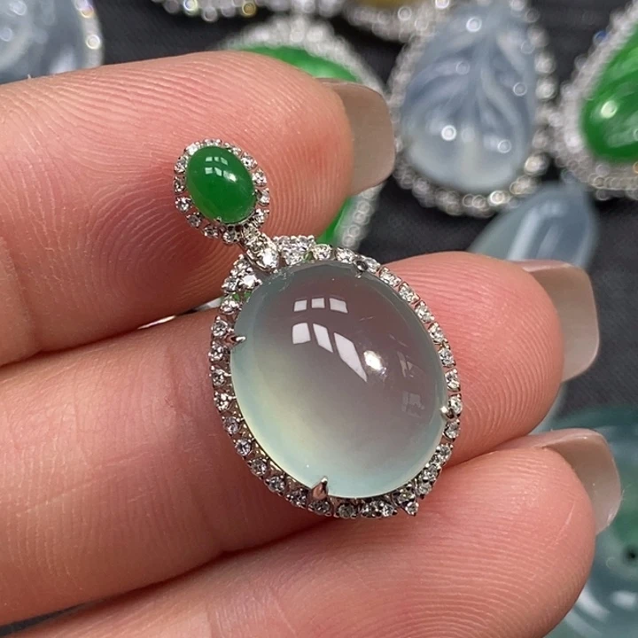 翡翠18K金镶嵌颈饰