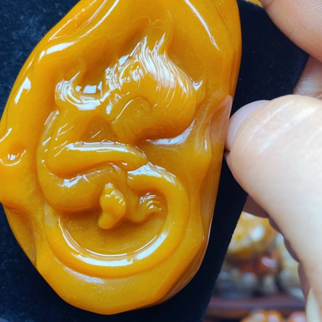未镶嵌石英质玉（黄龙玉）颈饰