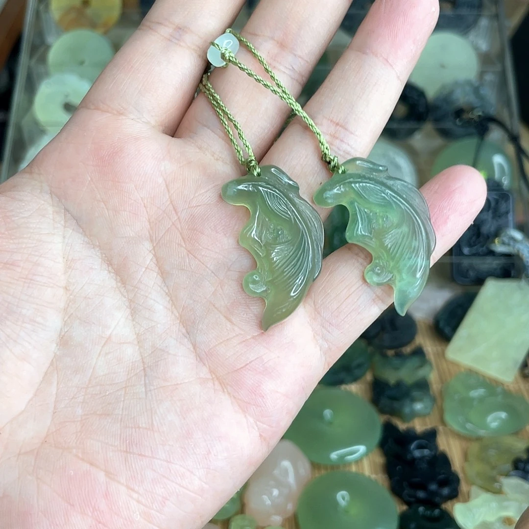 岫玉未镶嵌颈饰一对