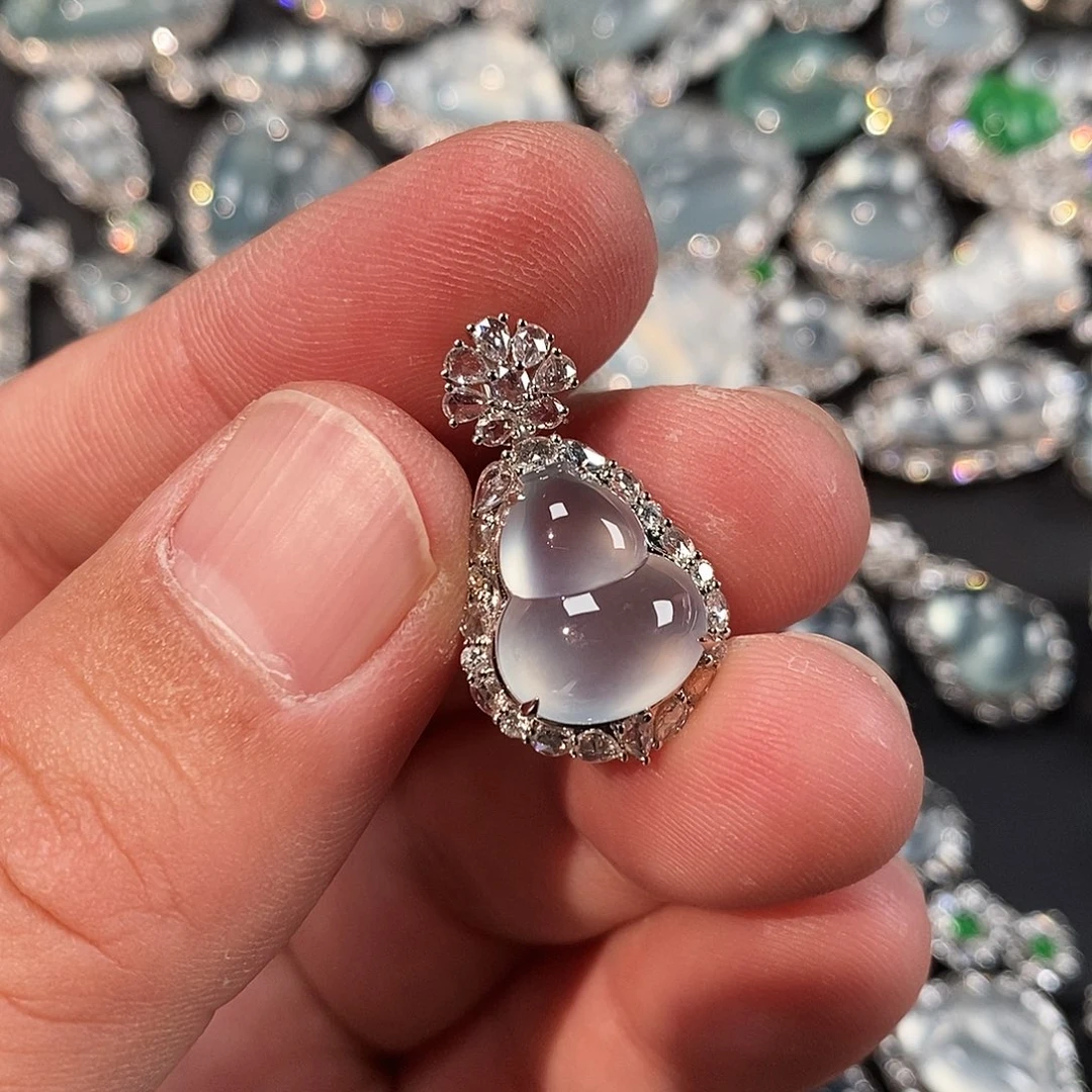 翡翠18K金镶嵌颈饰葫芦