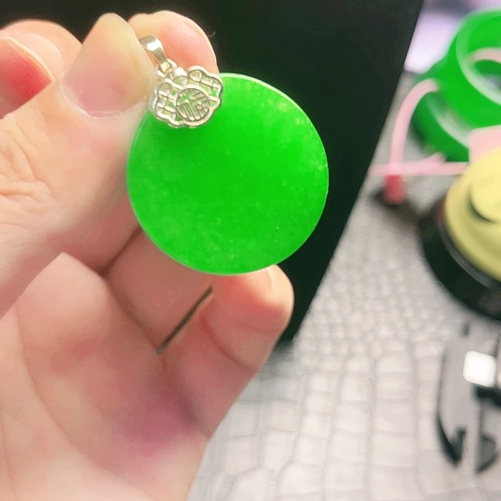 颈饰18K金镶嵌翡翠