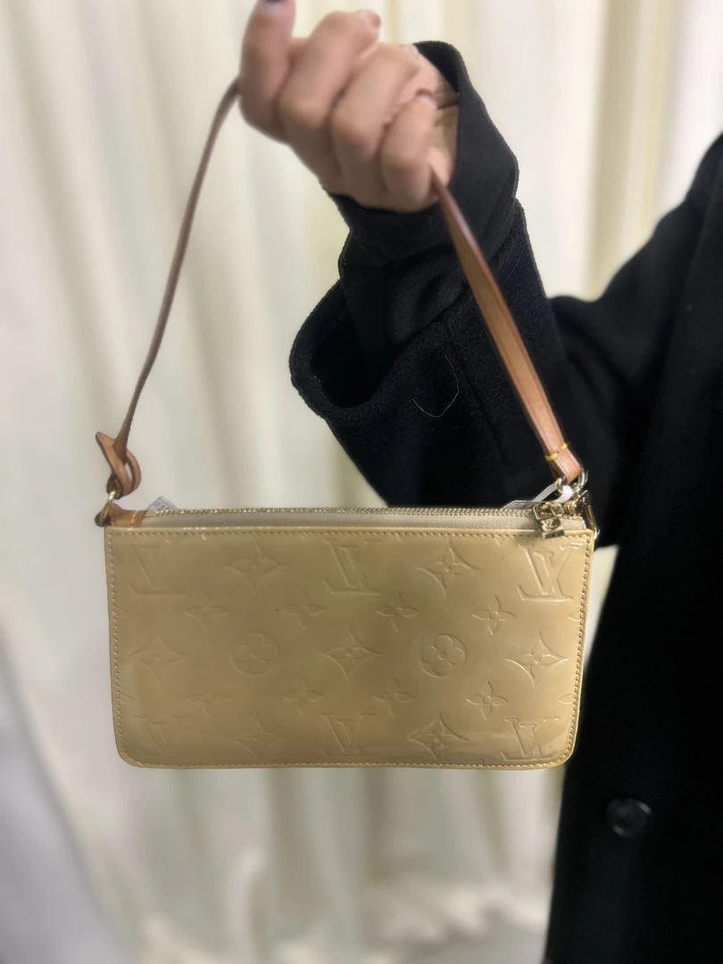 95新 LouisVuitton/路易威登 简约腋下包百搭设计