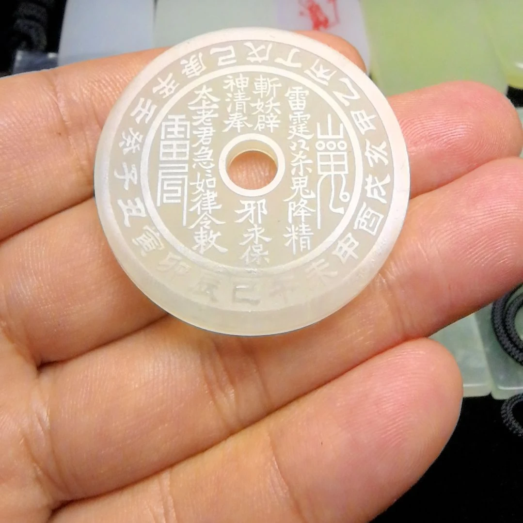蛇纹石玉合金颈饰上****物