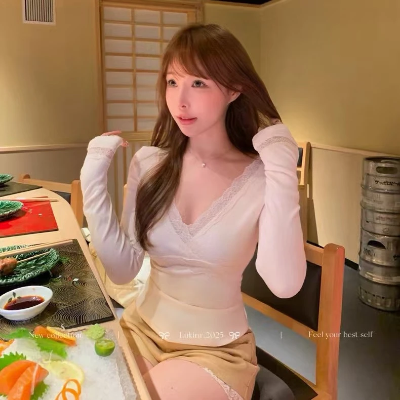 Lukira焙暖韵柔纯色深V领蕾丝花边打底长袖T恤女秋季修身上衣