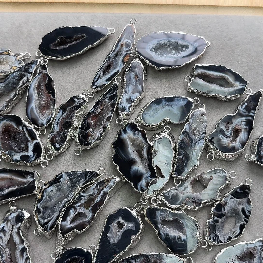 玛瑙/玉髓未镶嵌珠宝半成品羽毛晶冻双吊一颗随机