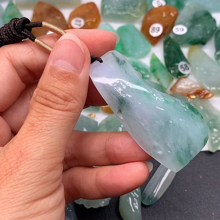 翡翠未镶嵌颈饰随型