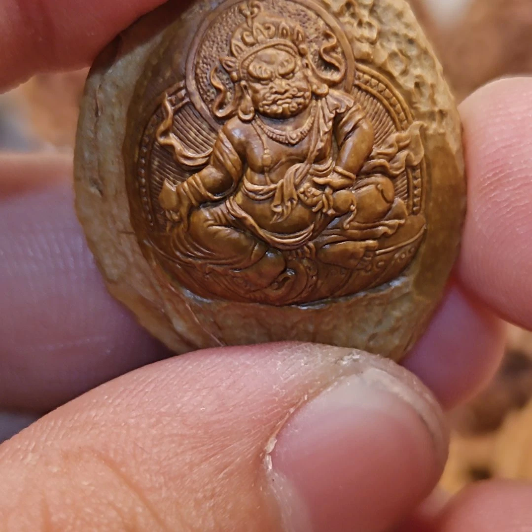 杏核吊坠纯手工雕刻黄财神
