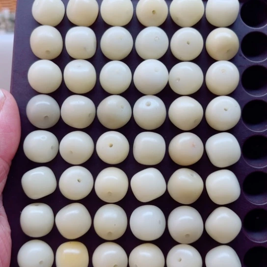 吊坠白玉菩提瑕疵14-13奶白桶珠60颗