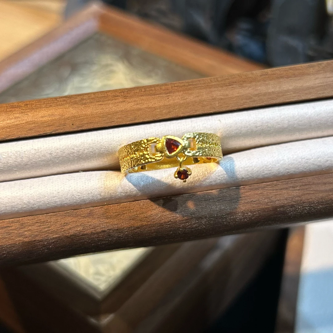 足金999 黄金5G工艺 红宝锤纹爱心提溜戒指