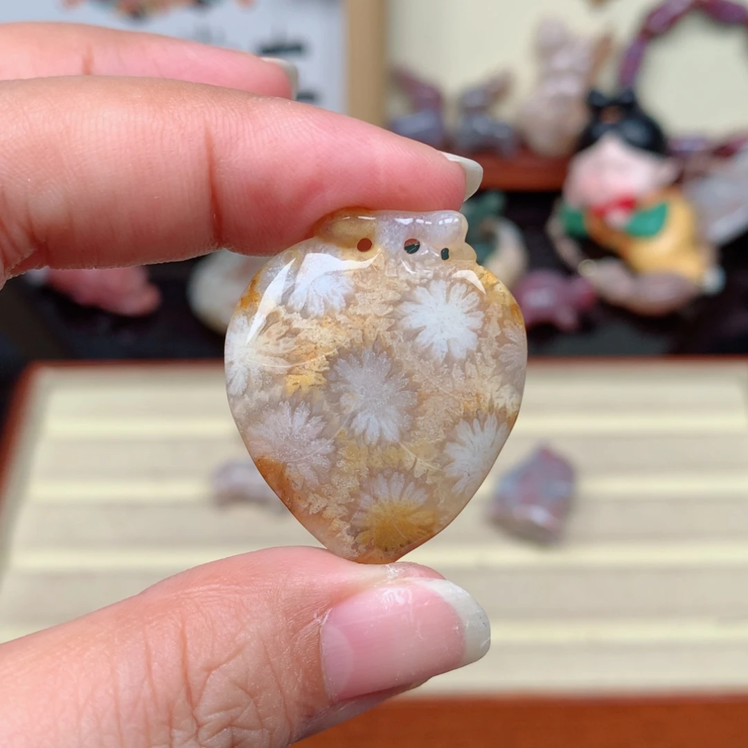 未镶嵌颈饰硅化玉