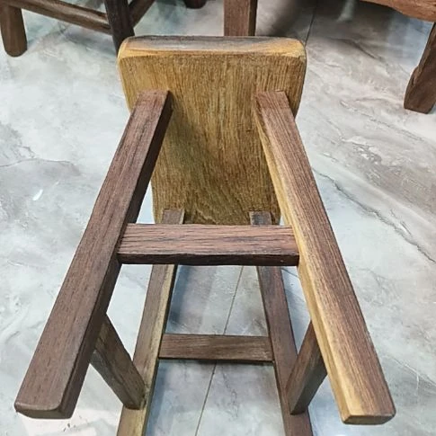 鸡翅木二级品瑕疵长凳一张，坐高28厘米