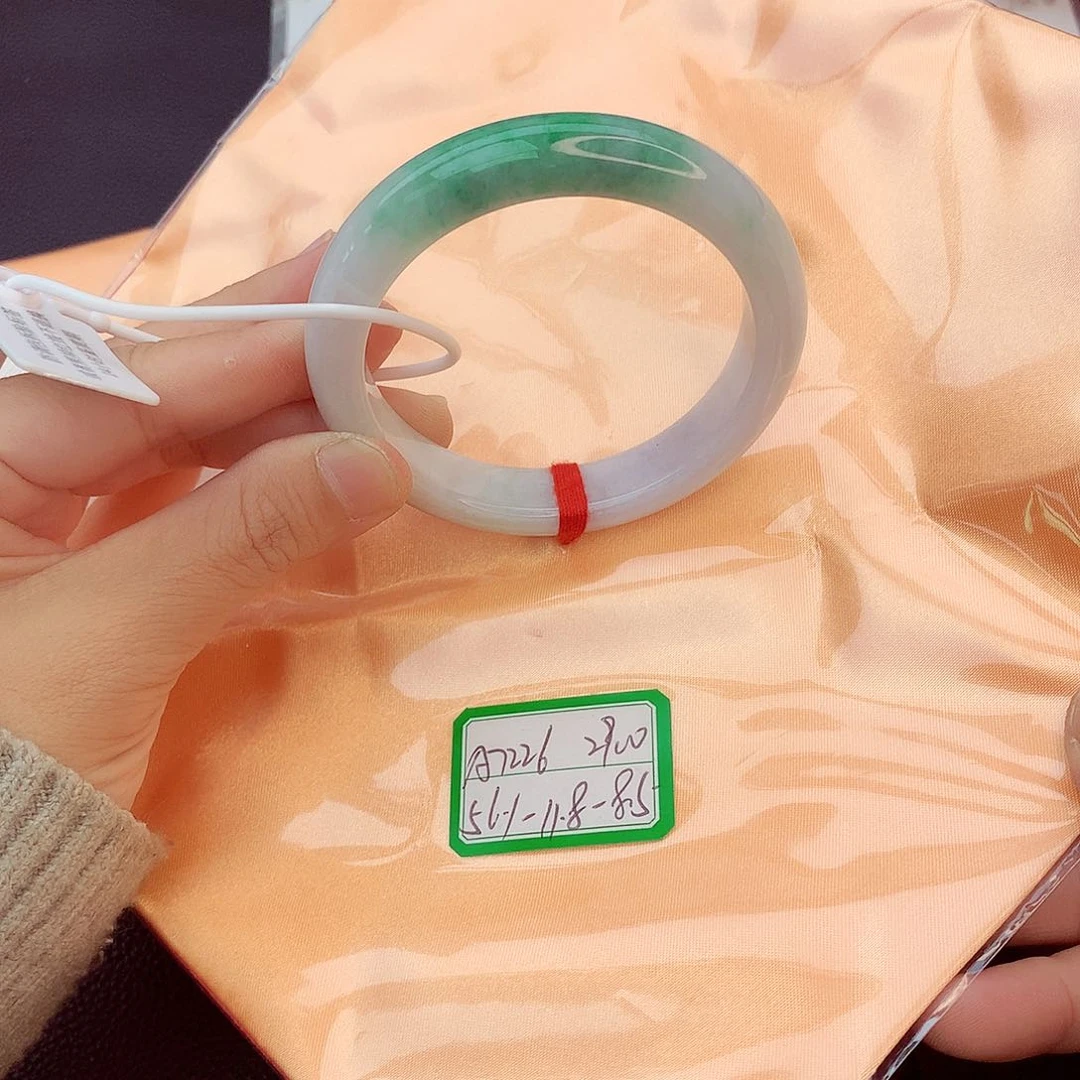 翡翠手镯未镶嵌翡翠