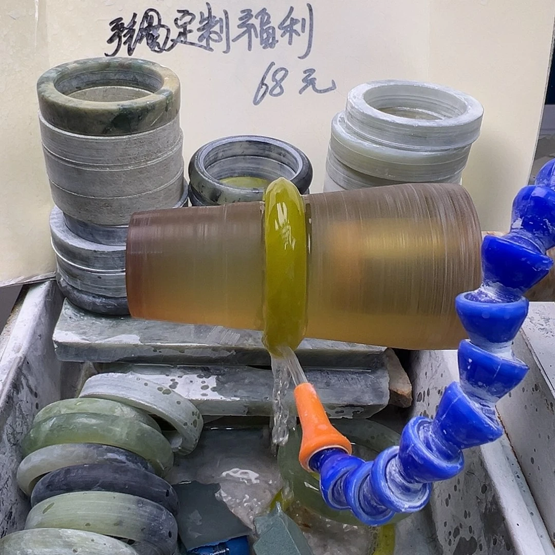 岫玉未镶嵌手镯现场加工