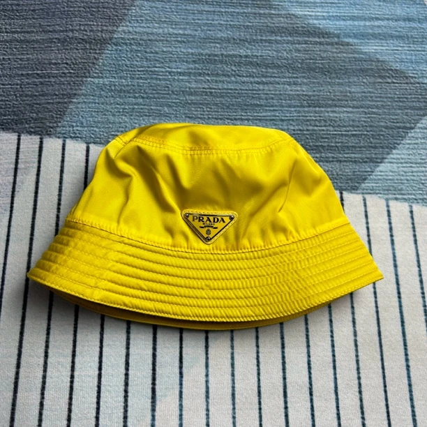 95新 Prada/普拉达 普拉达三角标黄色渔夫帽