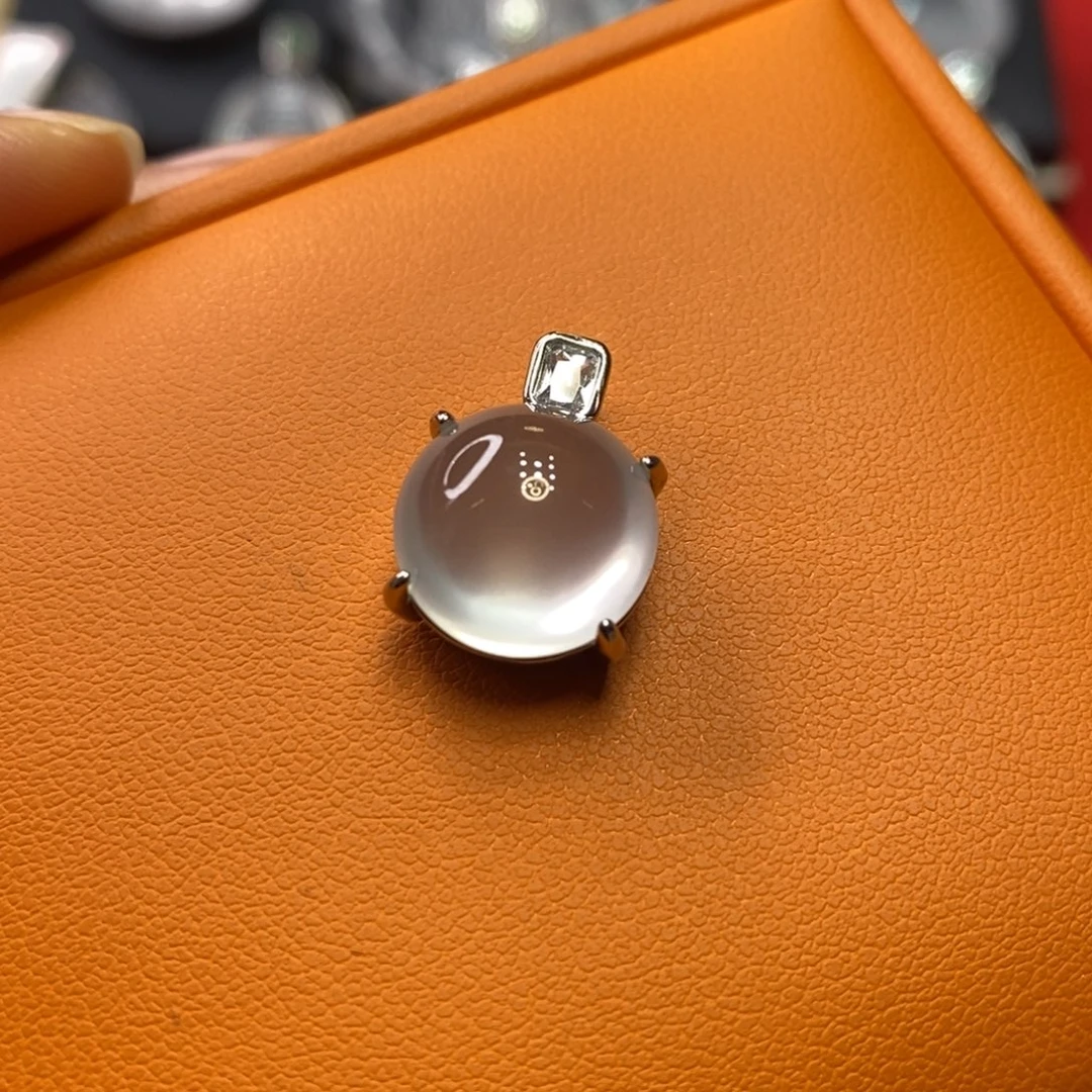 石英质玉合金吊坠