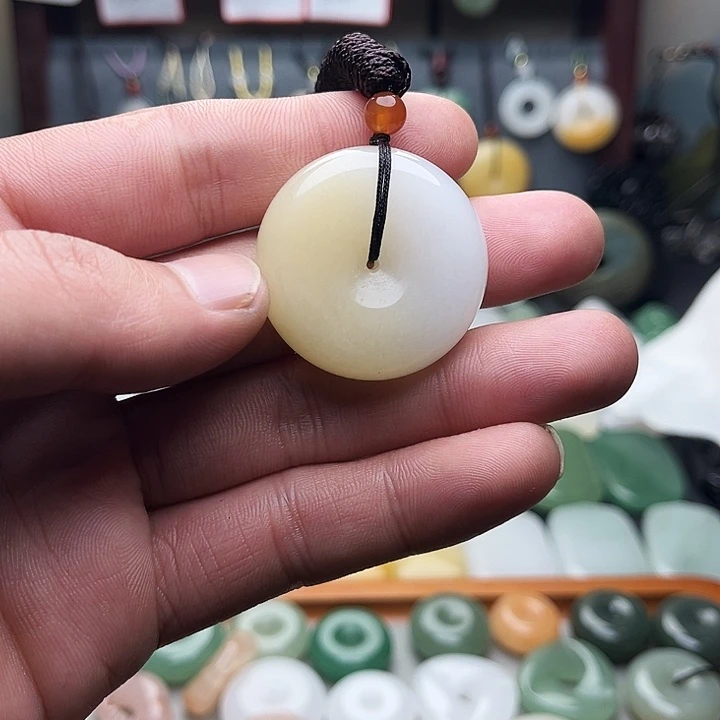 石英质玉未镶嵌颈饰