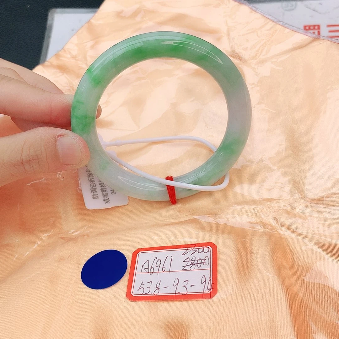 翡翠手镯未镶嵌翡翠