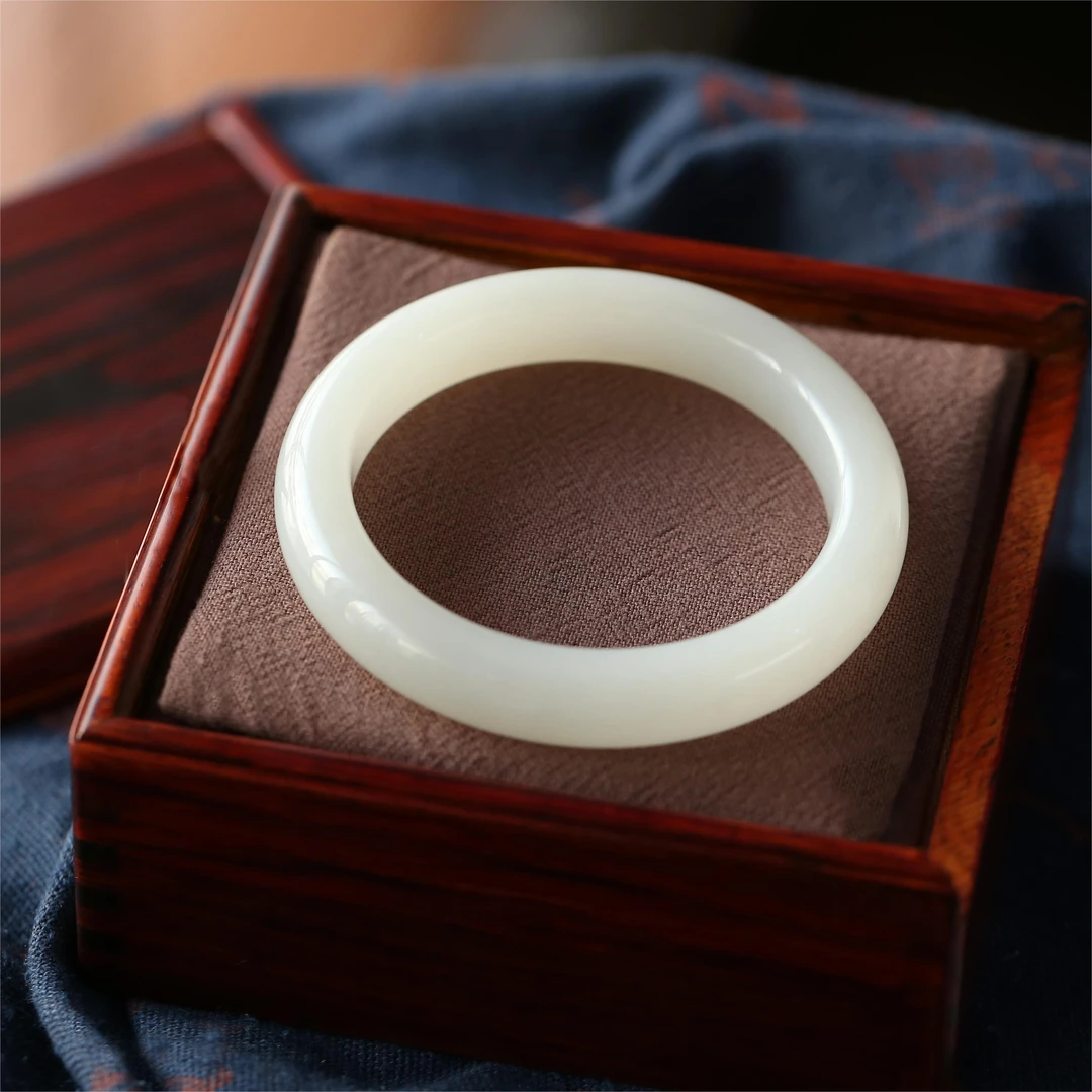 【鑫浩矿业】新疆和田玉 于阗白玉温润手镯一条 百搭简约气质经典