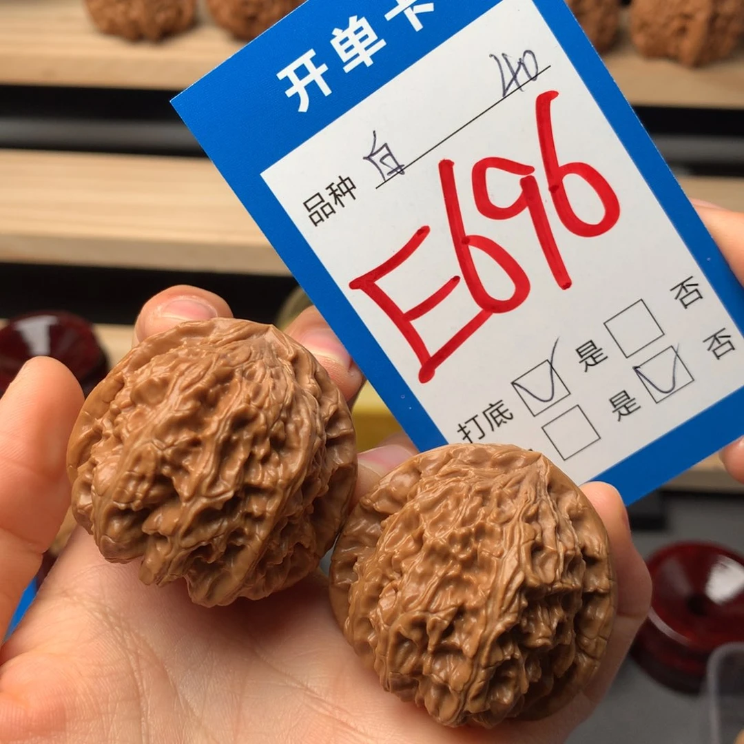 文玩核桃把件696号 白狮子