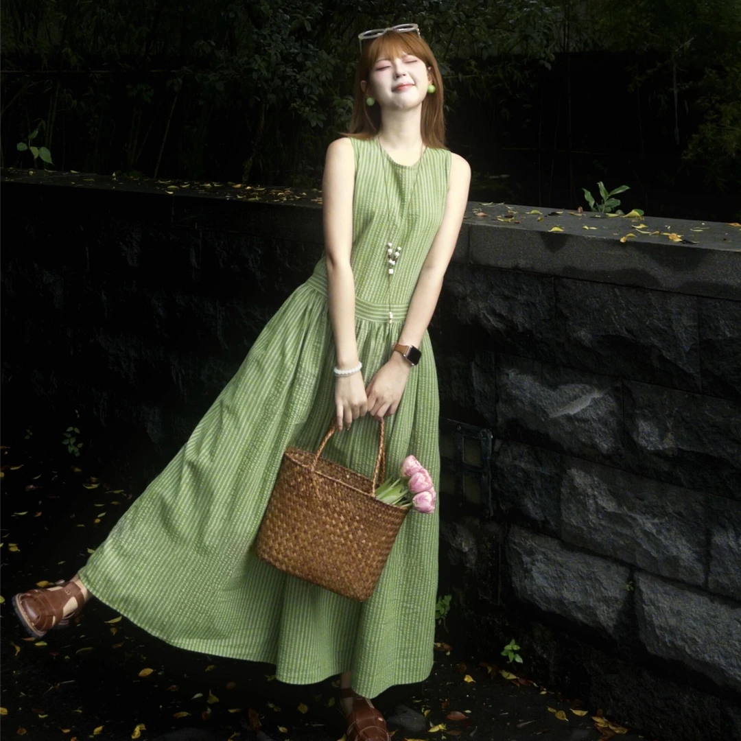 森系绿色无袖显瘦子女夏2025新款绝美巨好看冷淡系收腰背心长裙