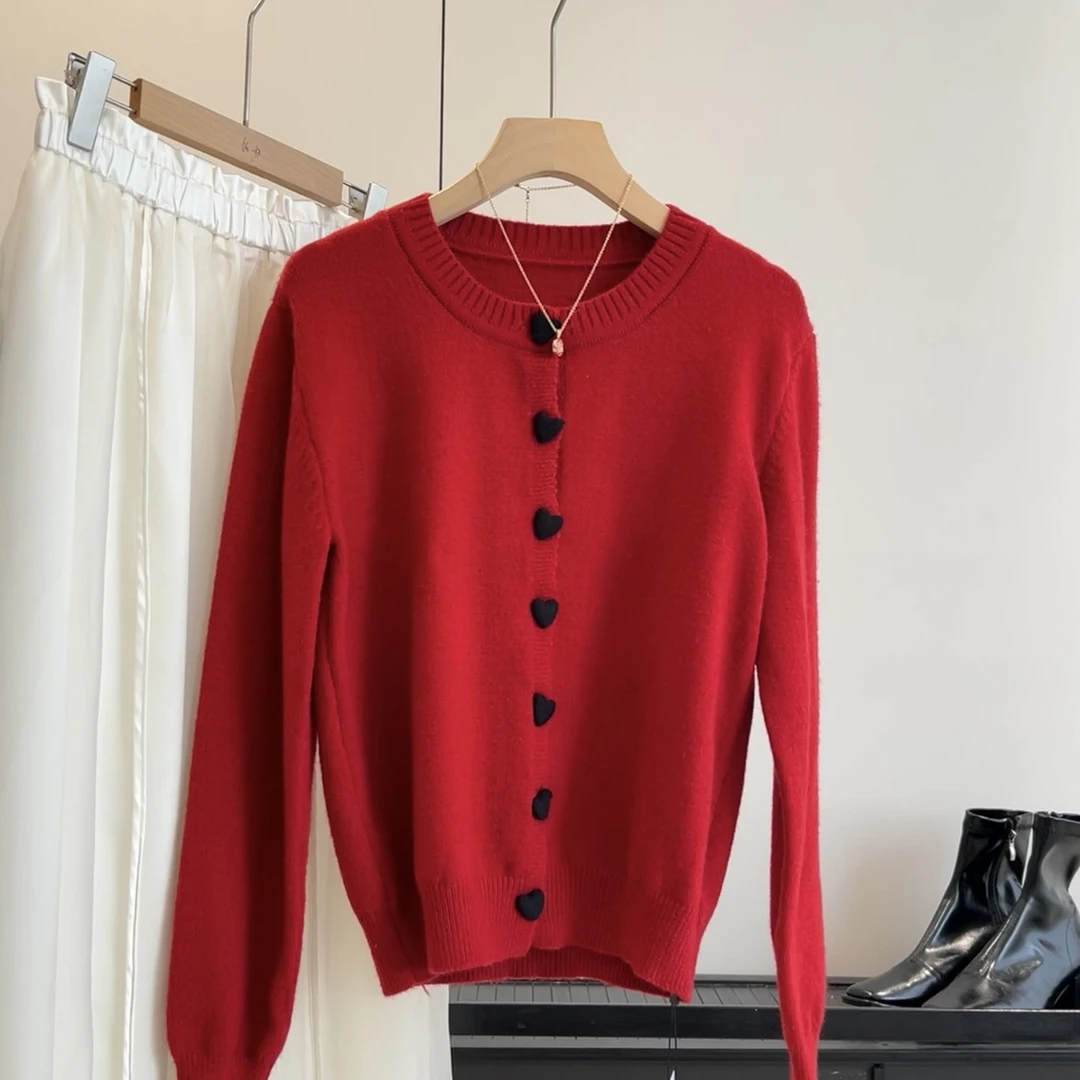 圆领爱心扣针织开衫女甜美法式温柔风软糯设计感毛衣秋装