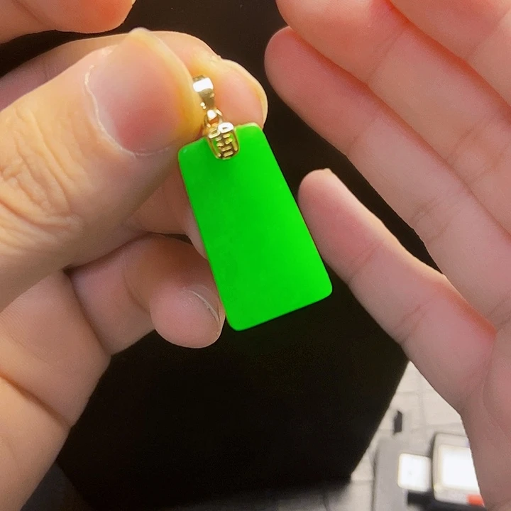 颈饰18K金镶嵌翡翠