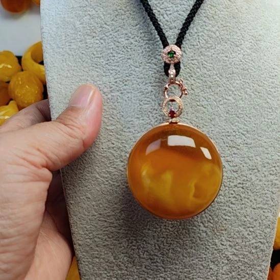 18K金镶嵌吊坠(赠链)蜜蜡