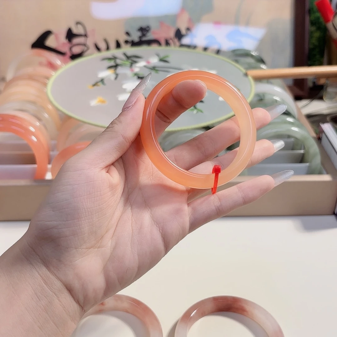 小***喔石英质玉手镯未镶嵌