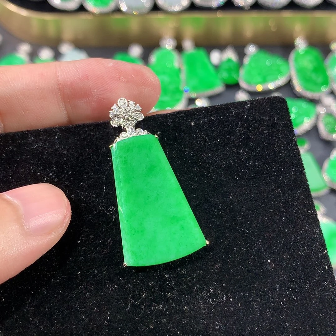 翡翠18K金镶嵌颈饰