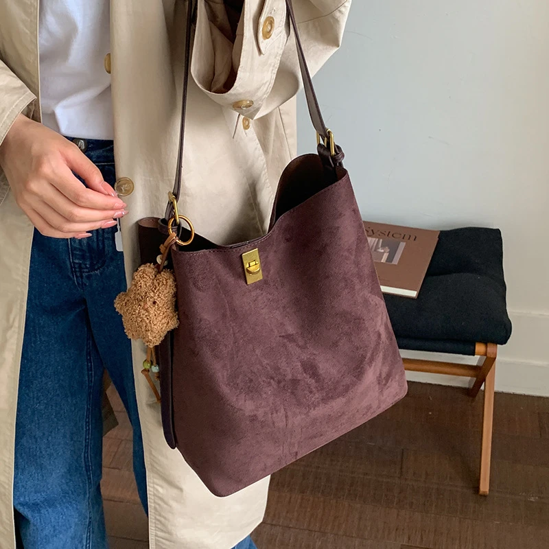 休闲复古大容量包包女2025新款时尚简约通勤单肩斜挎包磨砂水桶包