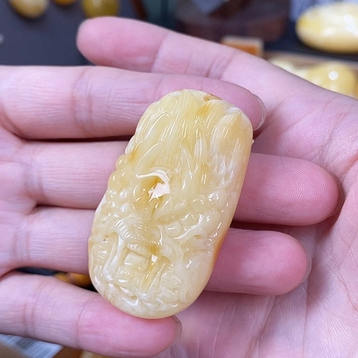 裸石琥珀未镶嵌龙牌