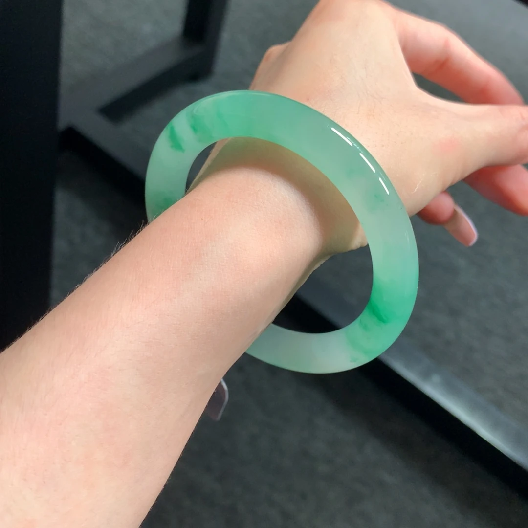 淼***敏手镯石英质玉未镶嵌