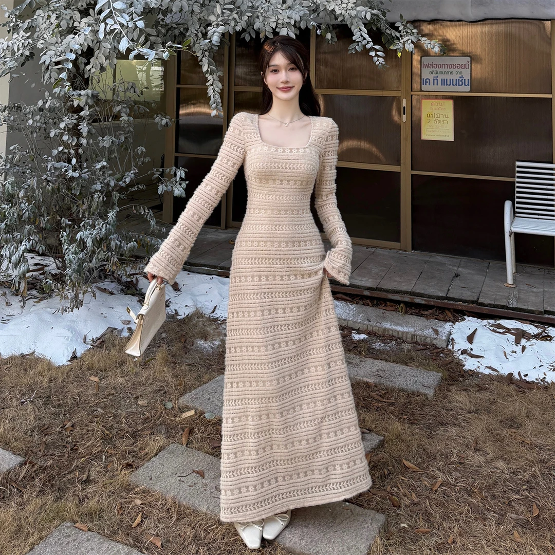 伊莉雅立体磨毛蕾丝方领连衣裙女 法式纯欲针织修身连衣裙CF25300