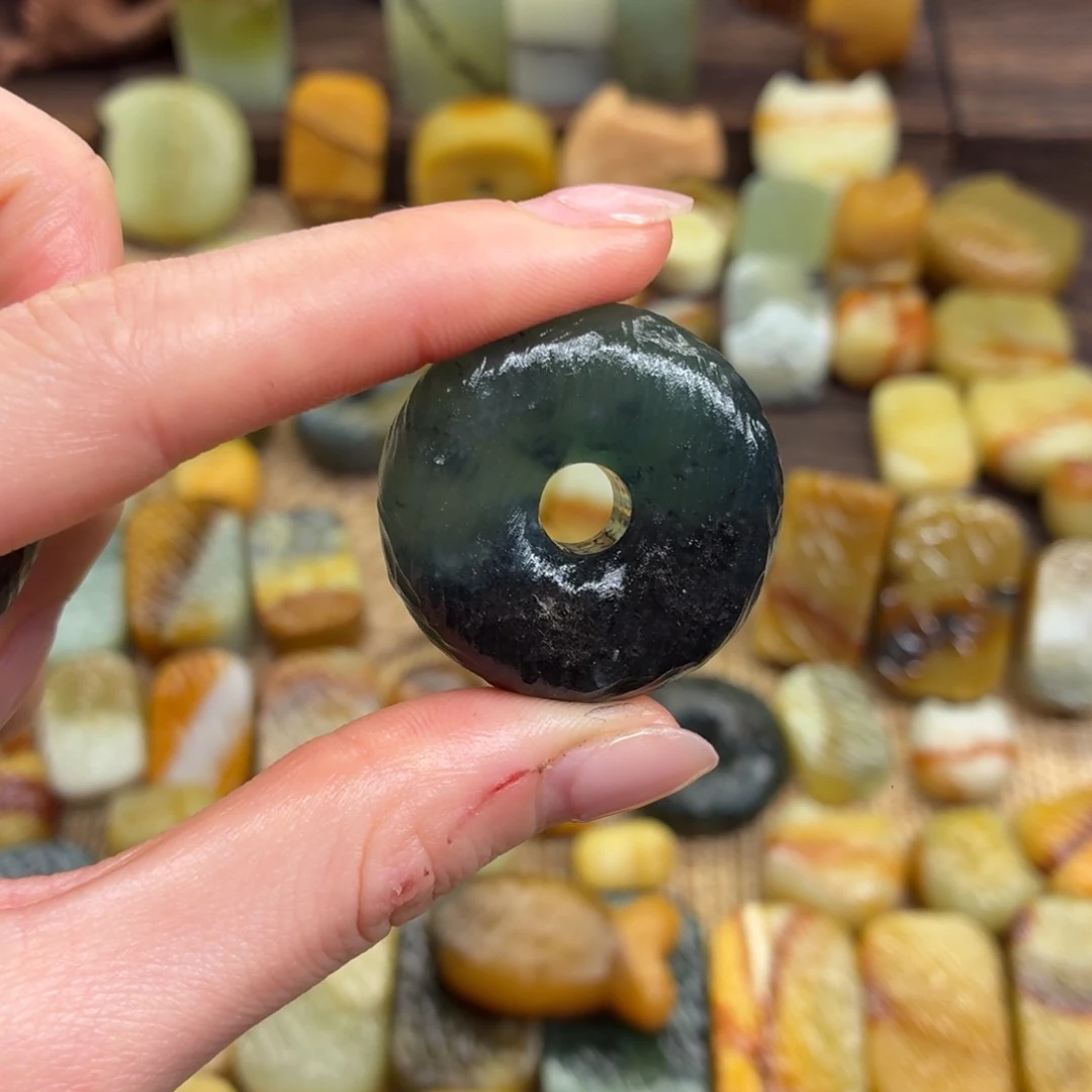 吃***皮蛇纹石玉未镶嵌颈饰