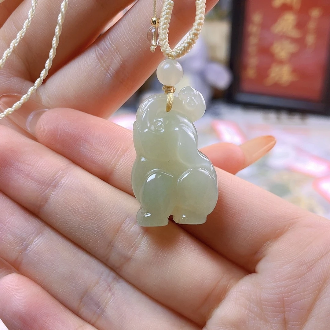 蔚***姐和田玉未镶嵌吊坠(赠链)