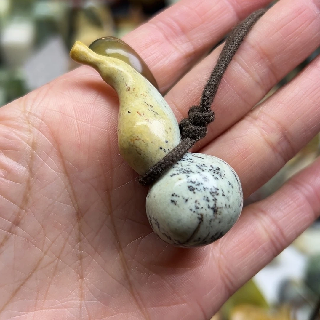 岫岩老玉（透闪石质玉）未镶嵌颈饰河磨玉葫芦