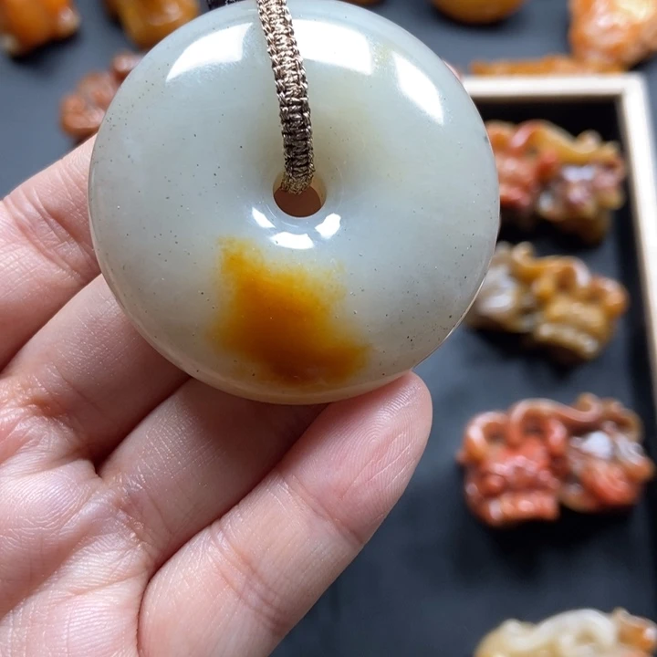 随***缘石英质玉（黄龙玉）未镶嵌颈饰