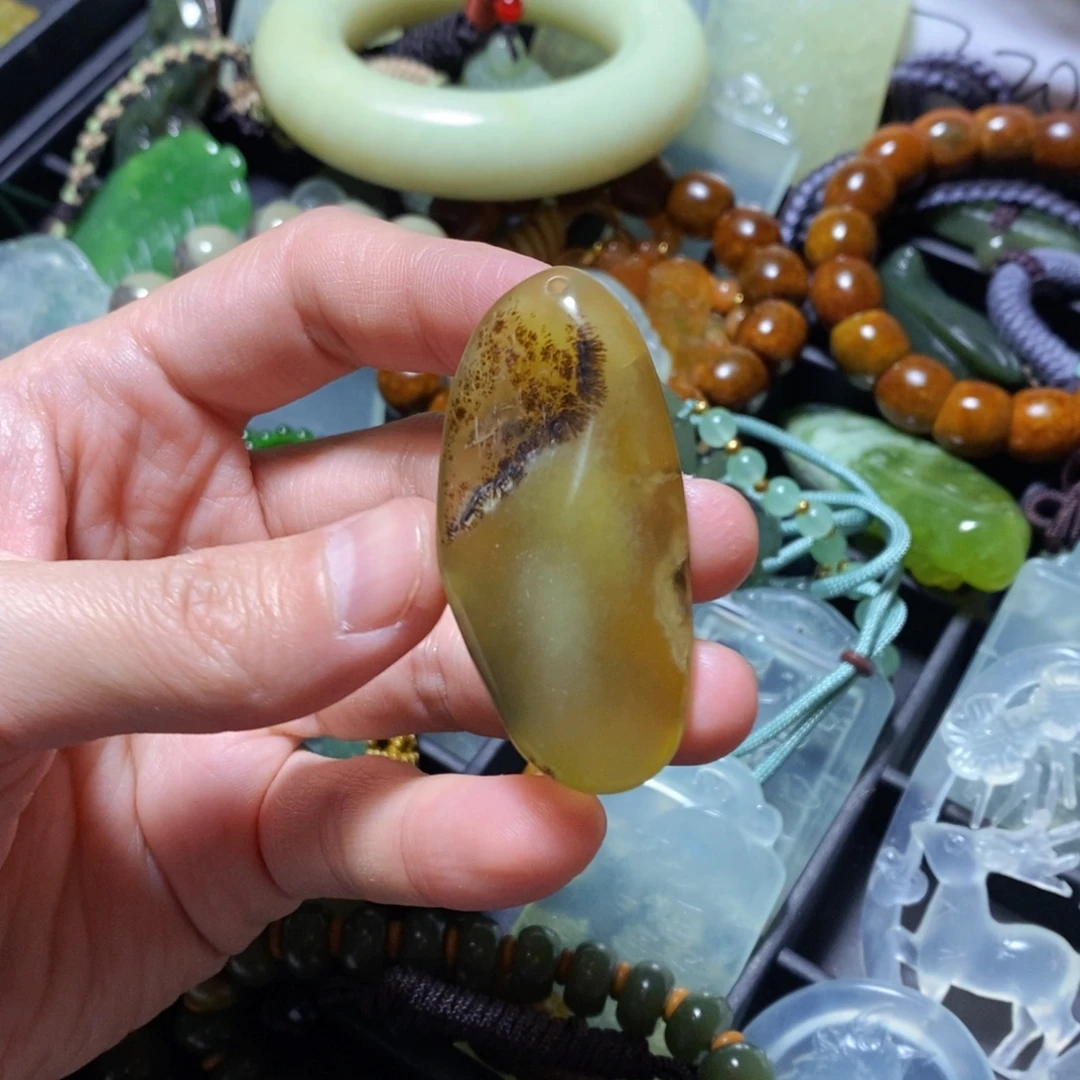 蛇纹石玉未镶嵌颈饰微瑕