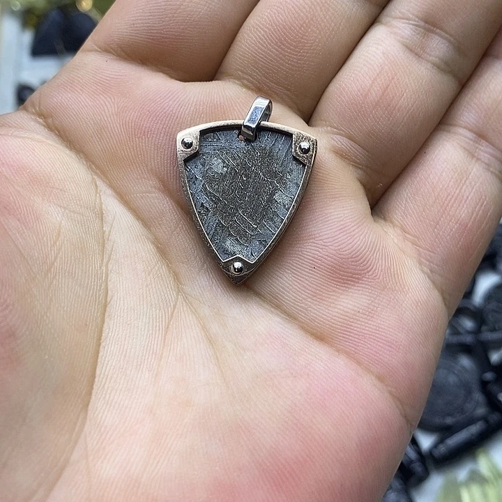 无非金属阿勒泰天铁盾牌吊坠