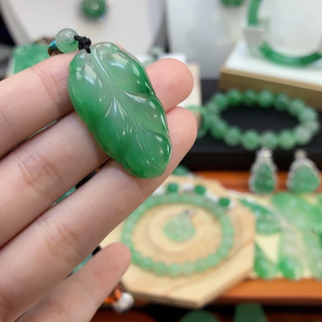 石英质玉（非洲翠）未镶嵌颈饰